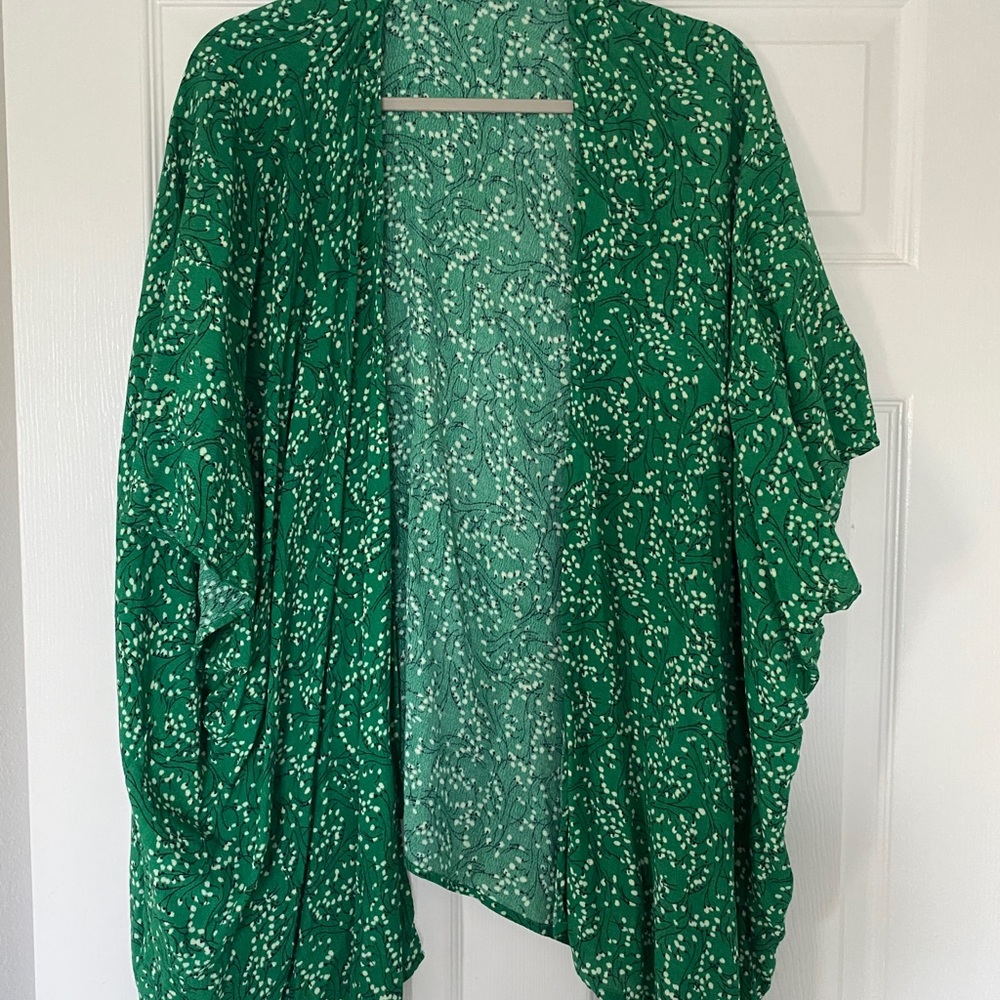 Green ditsy floral kimono